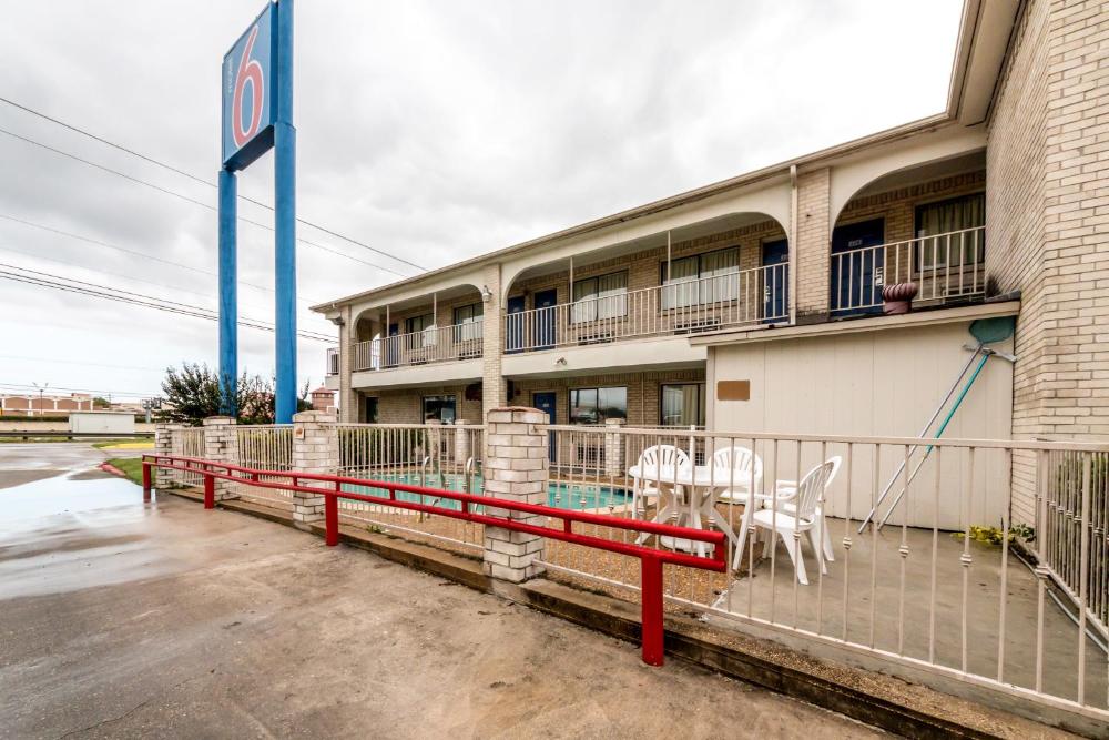 Motel 6 San Antonio, TX - Frost Bank Center